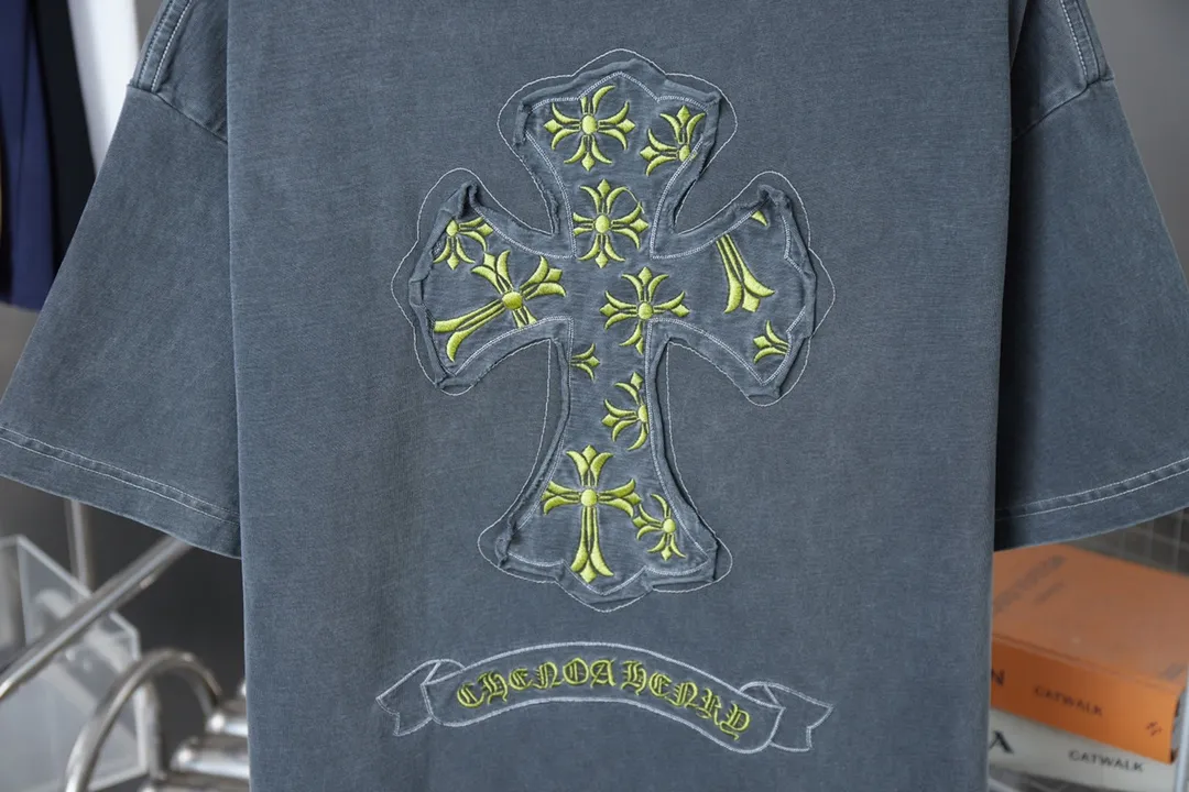 🅿️230 Ch*ome Hearte 25SS early spring new style Croix heart patch embroidered logo short sleeves Light luxury essential item for daily commuting for men and women Correct version Welcome to compare Detailed features · 320g 100% pure cotton double yarn jersey fabric · Custom dyed in the same vat with special thickened 32 count double-ply 1X1 thread · Front and back patch embroidery of Croix heart pattern · Ready-made garment dyeing Then do the faded fried snowflake process, then wash and make it look old · General washing to improve the effect · Double-needle stitching and seam-crossing process · Original main mark, washed tag, brand moisture-proof paper packaging Color: black gray red/black gray yellow Size: S/M/L/XL